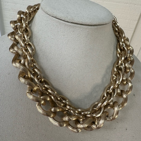 Chunky classic high collar goldtone chain necklace - Picture 2 of 4